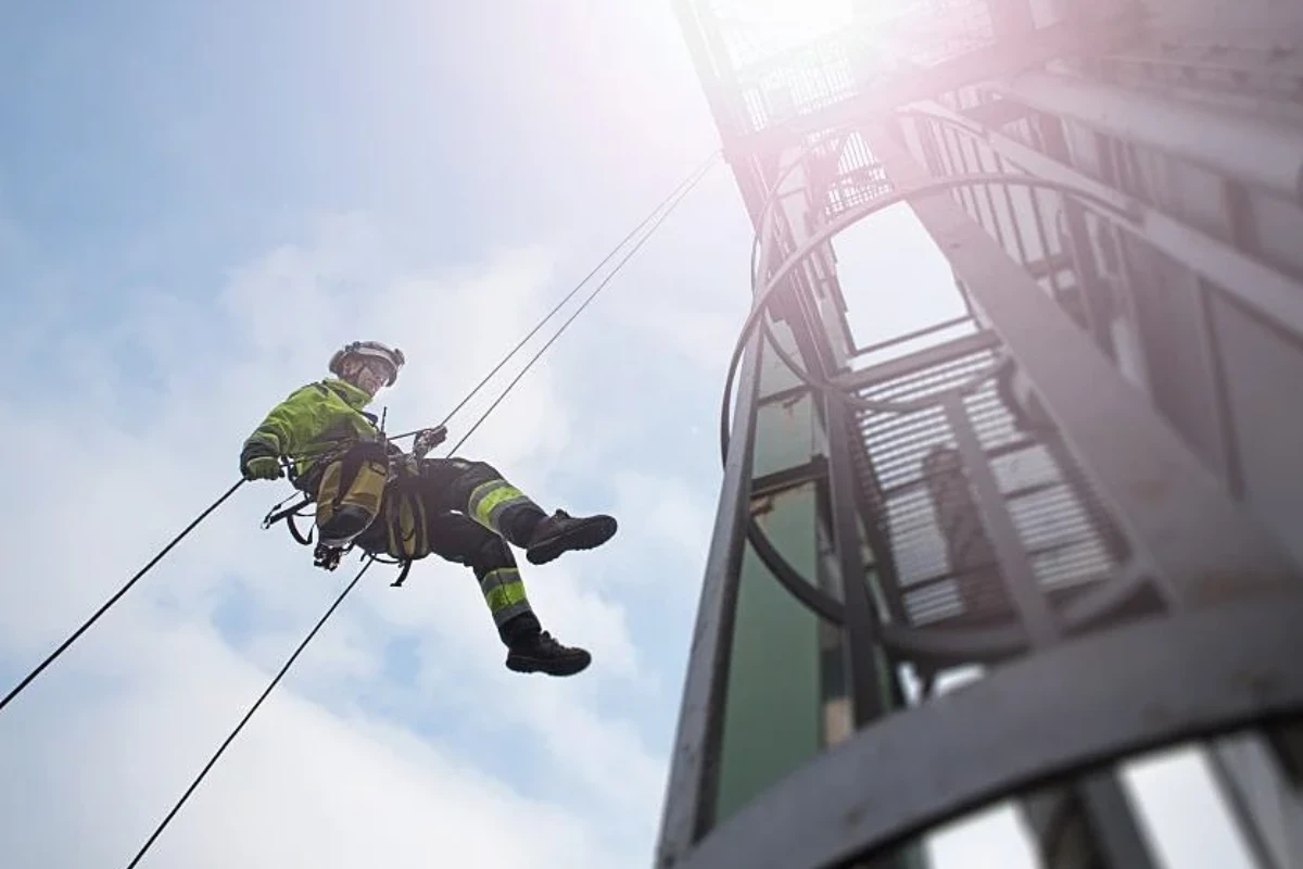 Rope Access & NDT Solutions Rope Access & NDT Solutions